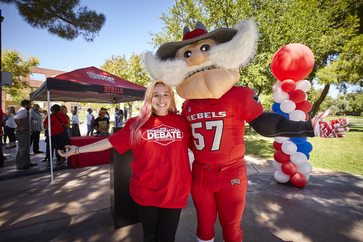 Hey Reb! poses with student wearing debate t-shirt