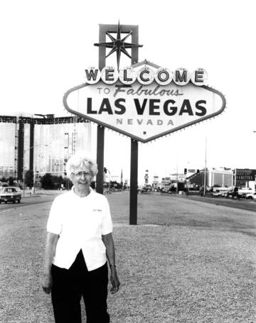Betty Willis in front of the Las Vegas sign