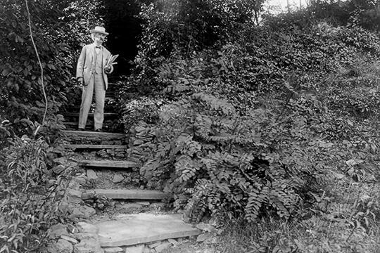 Mark Twain at top of outside steps