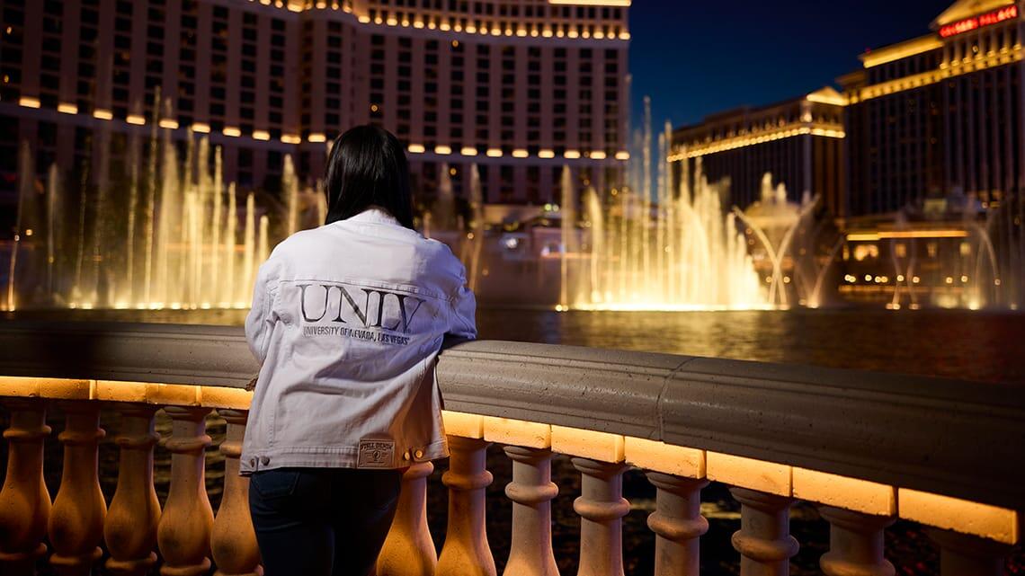 Student watching the Bellagio founatins