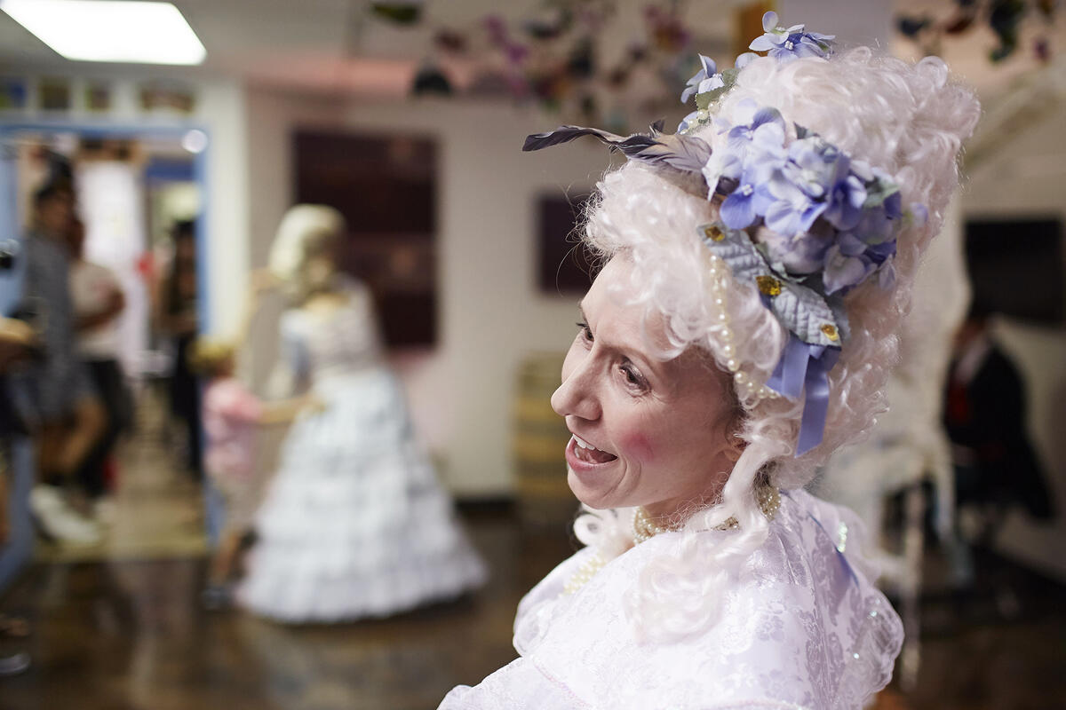 Linda Lister performs