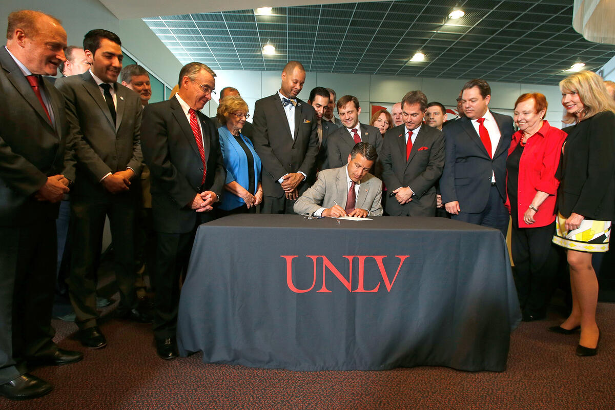 Gov. Brian Sandoval signs Senate Bill 514