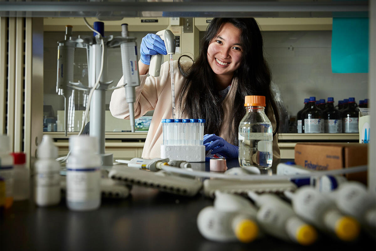 Medical student doing research in the lab of Edwin Oh, Ph.D.