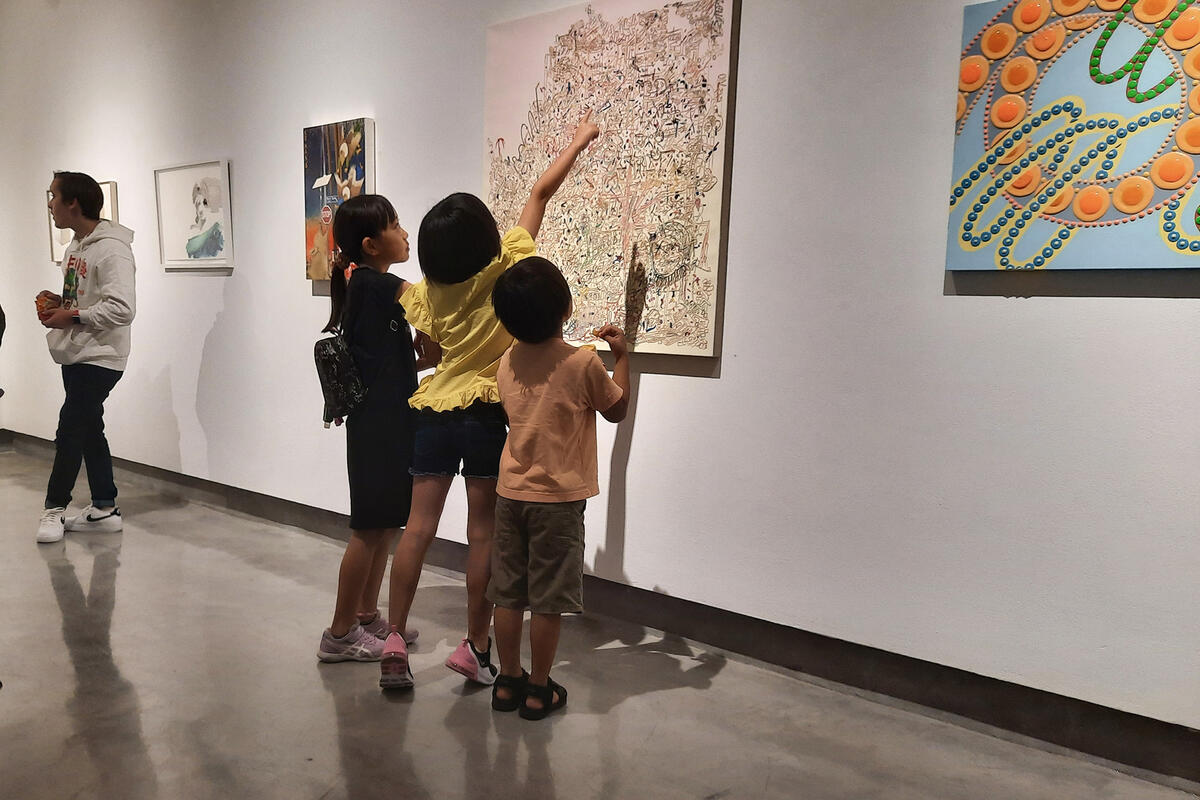 children looking at art canvas
