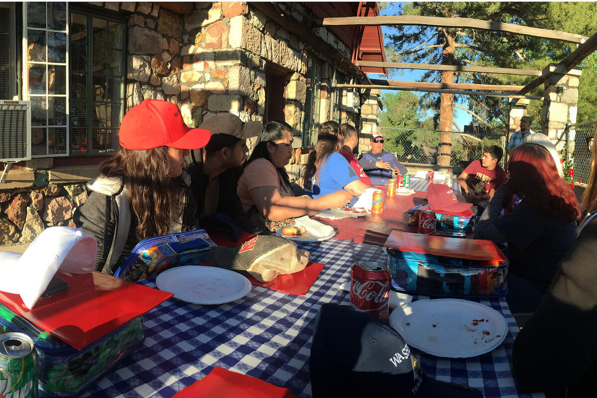 Group of students eating around a table 