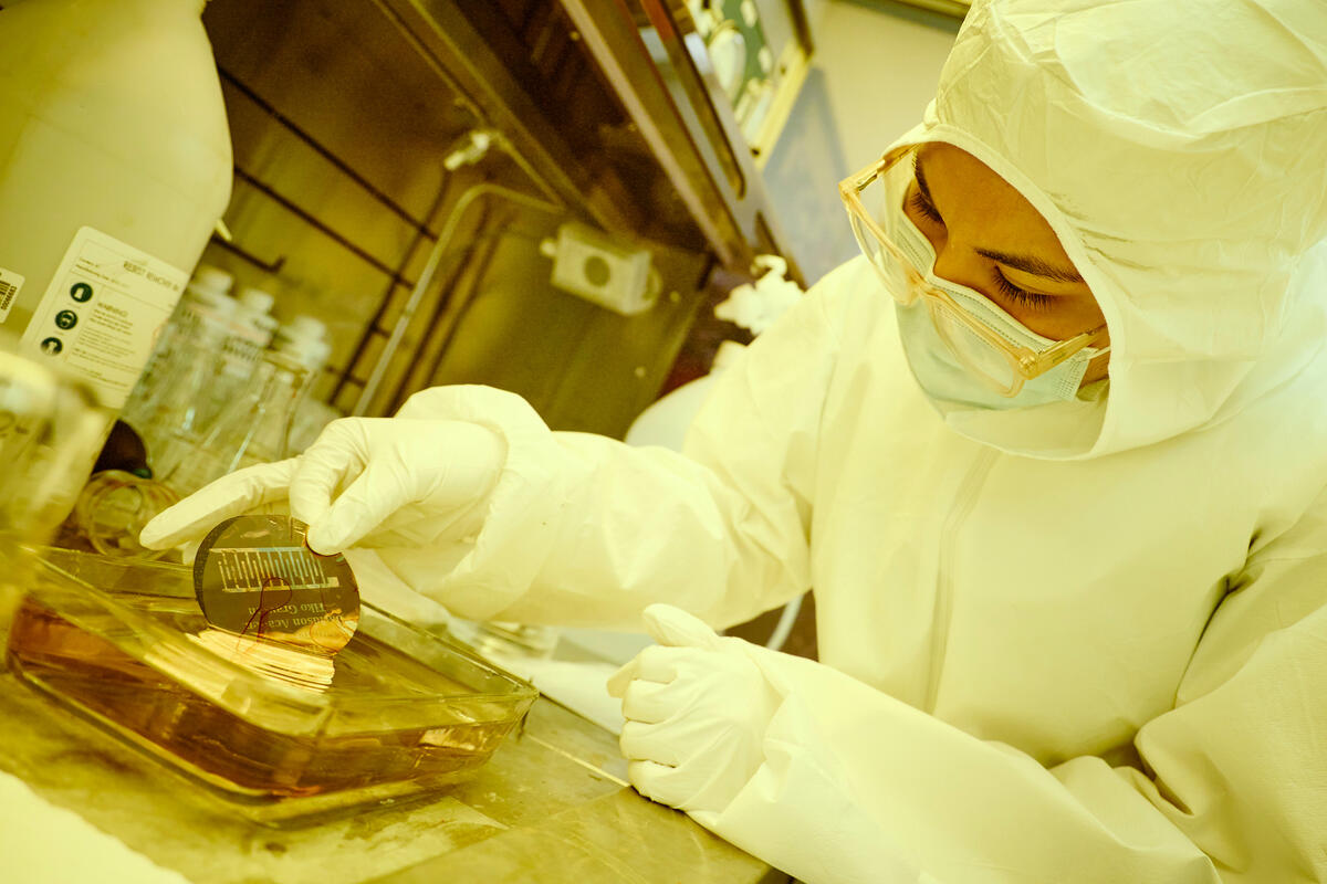 Emely Garcia, incoming grad student, teaches students to make plates
