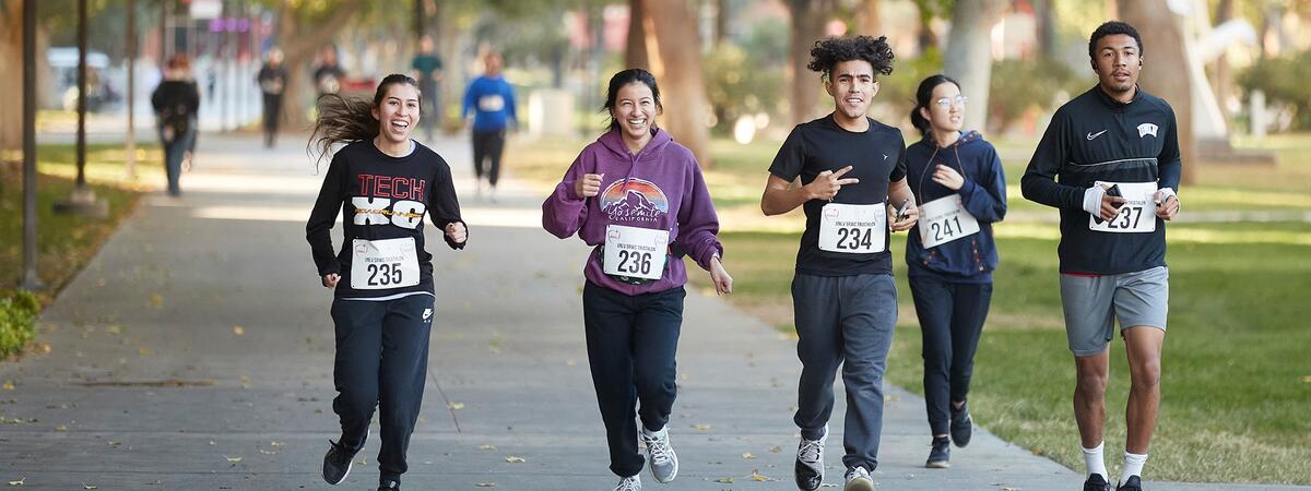 Students running in the Turkey Trot