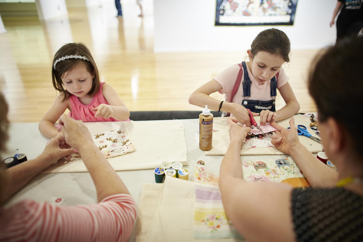 children creating art