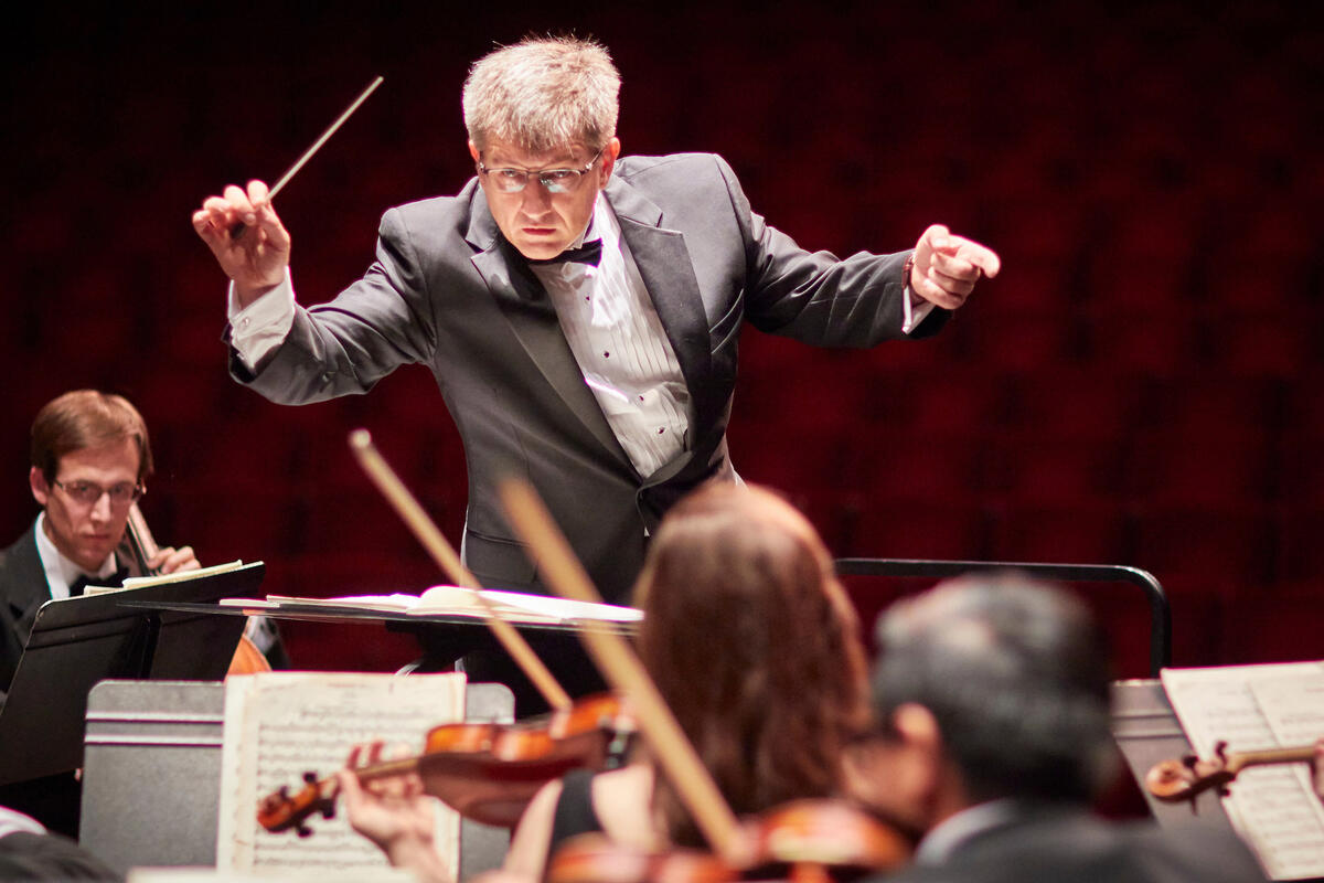 a conductor waves his baton