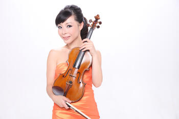 Weiwei Le with her violin