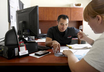 Jason Sisson, of the Division Health Science Advising Center staff, helping a student with paperwork.