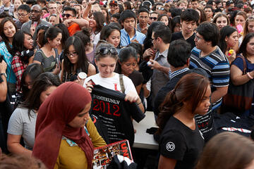 A crowd of students waiting to pick up their UNLV t-shirts.