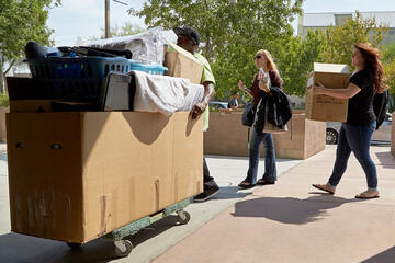 A professional crew of movers makes residence hall move-in easier and Dayton Hall's halls a lot less congested.&nbsp;(R. Marsh Starks/UNLV Photo Services)