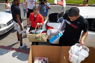 UNLV President Len Jessup helps students move into the residence halls, Aug. 19, 2015. With 1,800 students living on campus, the residence halls are&nbsp;at capacity once again this year.&nbsp;(R. Marsh Starks/UNLV Photo Services)