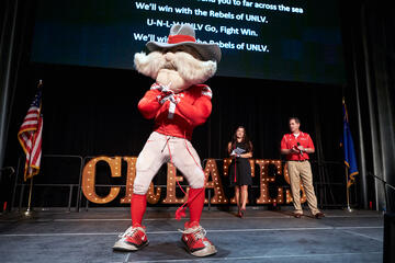 Hey Reb! dances as student body President Kanani Espinoza and UNLV President Len Jessup look on during the UNLV Creates. (Aaron Mayes/UNLV Photo Services) 