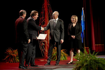 Caesars CEO, Chairman and President Gary Loveman accepts the Palladium Diamond Award. He is congratulated by President Neal Smatresk, John O’Reilly, and UNLV faculty member Maile Chapman. Caesars’ support of UNLV spans more than 40 years and includes partnerships with the Black Mountain Institute, Caesars Hospitality Research Center, and Women’s Research Institute of Nevada. (Aaron Mayes/UNLV Photo Services)