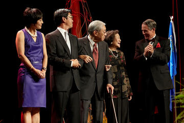 Chairman John O’Reilly congratulates the Lee family: Dana, Greg, Theodore, and Doris. (Aaron Mayes/UNLV Photo Services)
