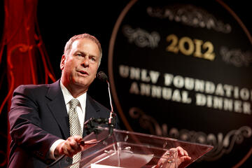Publisher, community leader, and UNLV Foundation Trustee Brian Greenspun introduces the keynote speaker, former President Bill Clinton. (Geri Kodey/UNLV Photo Services)