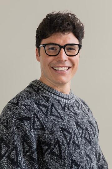 cropped photo of business alumnus Lorenzo Scardicchio wearing glasses