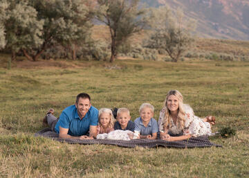Diehl family poses on on a blanket on the grass
