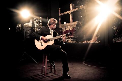 Jason Vieaux playing guitar