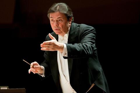 Gerard Schwarz conducts