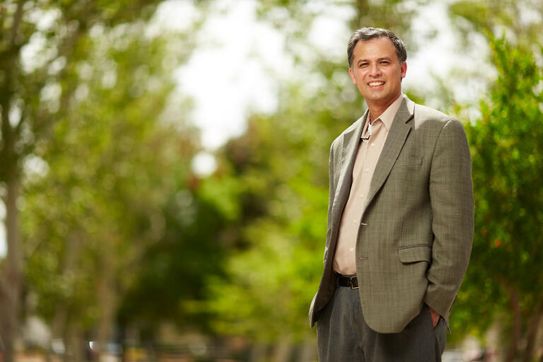 Portrait Eakalak Khan