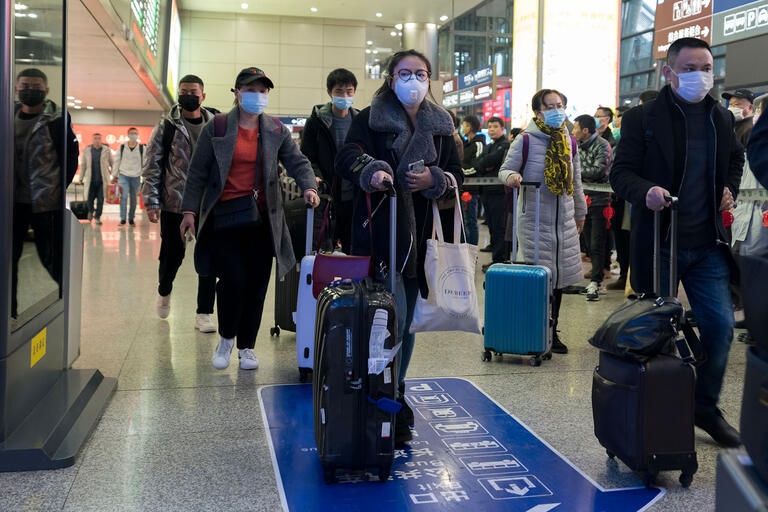 airport crowds with breathing mask