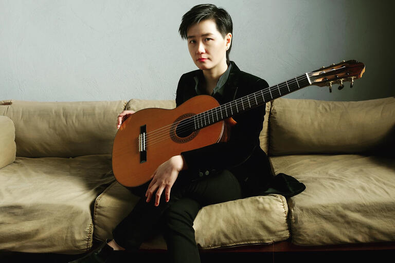 Meng Su with guitar