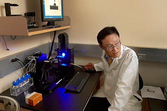 Kwang Jim Kim in research lab