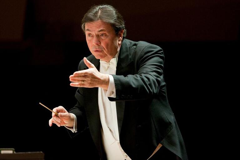 Gerard Schwarz conducts