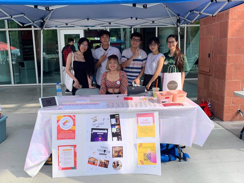 The Vietnamese Student Association involvement fair booth